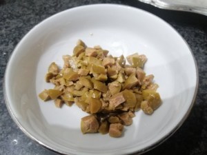 Gnocchi con crema di zucca filetti di acciughe olive schiacciate finocchietto e bottarga di tonno