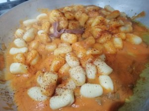 Gnocchi con crema di zucca filetti di acciughe olive schiacciate finocchietto e bottarga di tonno