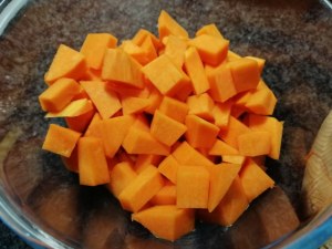 Gnocchi con crema di zucca filetti di acciughe olive schiacciate finocchietto e bottarga di tonno