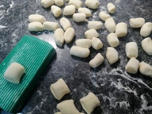 Gnocchi con crema di zucca filetti di acciughe olive schiacciate finocchietto e bottarga di tonno