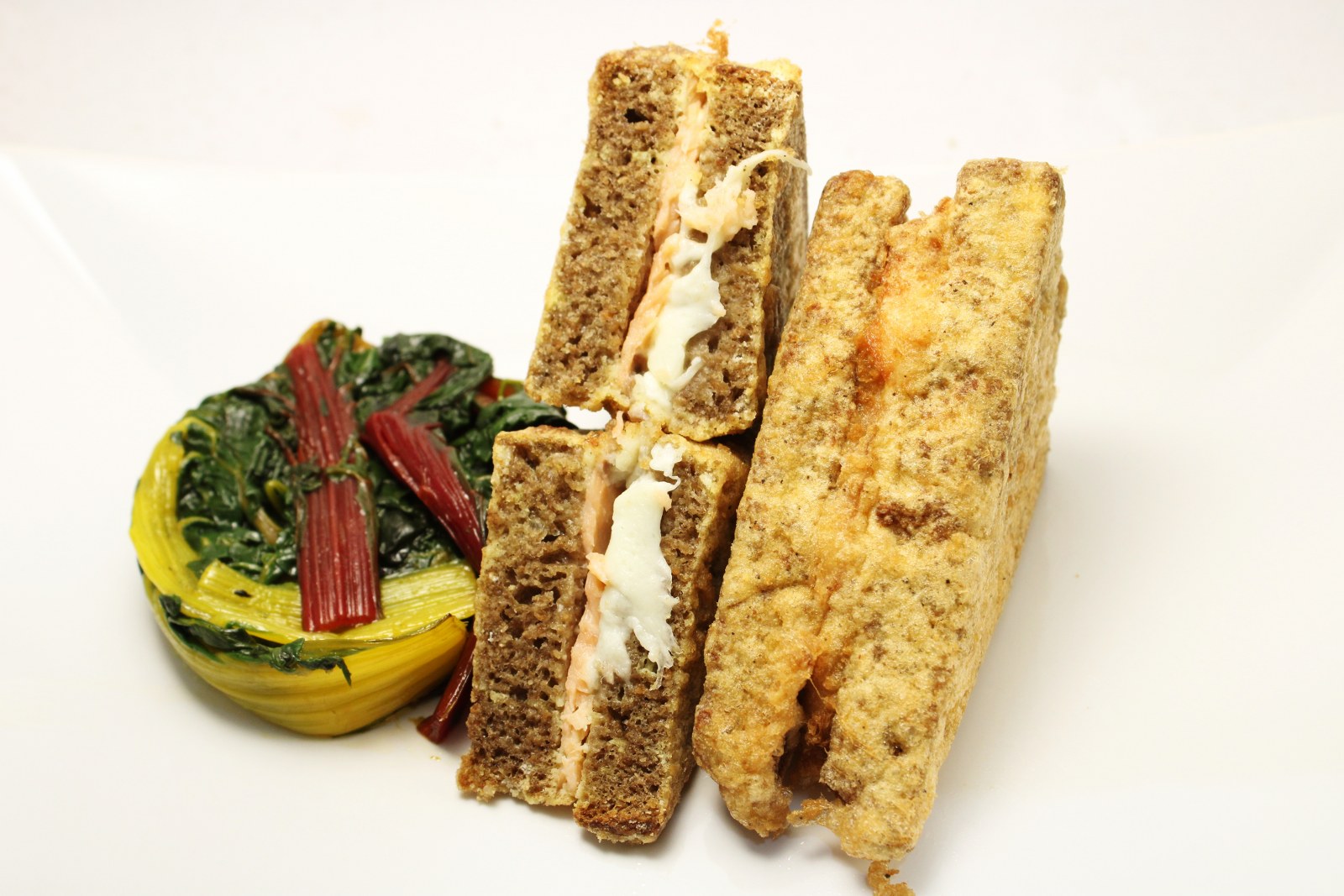 Mozzarella di bufala in carrozza di pane di segale con salmone affumicato e contorno di bietole colorate