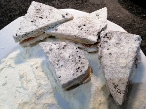 Mozzarella di bufala in carrozza di pane di segale con salmone affumicato e contorno di bietole colorate