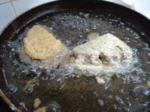 Mozzarella di bufala in carrozza di pane di segale con salmone affumicato e contorno di bietole colorate