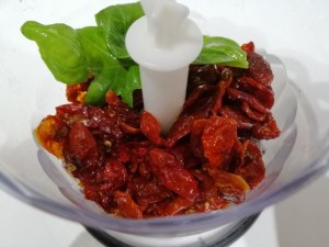 Linguine con pesto di pomodori secchi mazzancolle e menta