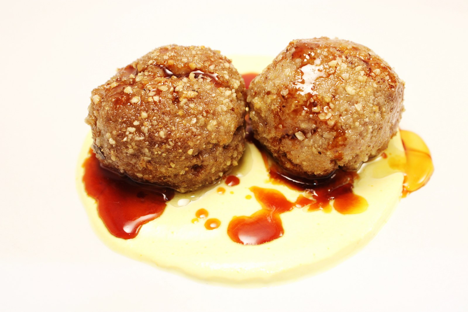 Polpette alla nocciola e riduzione di vino passito su crema di burrata allo zafferano
