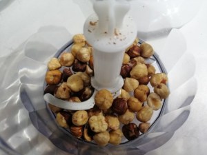 Polpette alla nocciola e riduzione di vino passito su crema di burrata allo zafferano