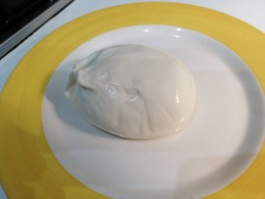 Polpette alla nocciola e riduzione di vino passito su crema di burrata allo zafferano