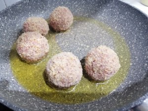 Polpette alla nocciola e riduzione di vino passito su crema di burrata allo zafferano