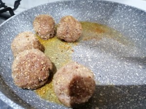 Polpette alla nocciola e riduzione di vino passito su crema di burrata allo zafferano
