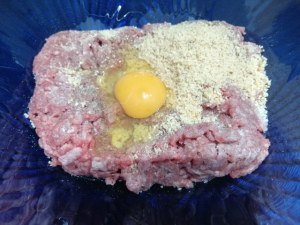 Polpette alla nocciola e riduzione di vino passito su crema di burrata allo zafferano