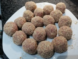 Polpette alla nocciola e riduzione di vino passito su crema di burrata allo zafferano