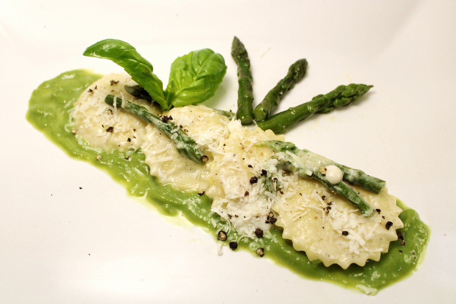 Ravioli ripieni di speck e ricotta con asparagi e crema cacio e pepe
