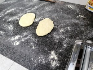 Ravioli ripieni di speck e ricotta con asparagi e crema cacio e pepe