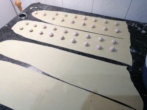 Ravioli ripieni di speck e ricotta con asparagi e crema cacio e pepe