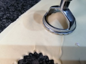 Ravioli ripieni di speck e ricotta con asparagi e crema cacio e pepe