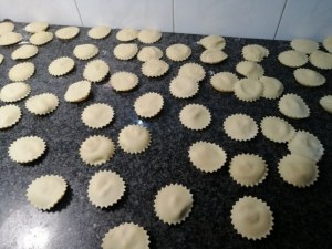 Ravioli ripieni di speck e ricotta con asparagi e crema cacio e pepe