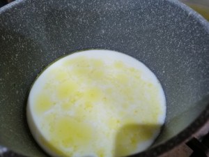 Ravioli ripieni di speck e ricotta con asparagi e crema cacio e pepe