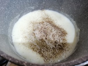 Ravioli ripieni di speck e ricotta con asparagi e crema cacio e pepe