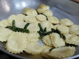 Ravioli ripieni di speck e ricotta con asparagi e crema cacio e pepe