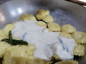 Ravioli ripieni di speck e ricotta con asparagi e crema cacio e pepe