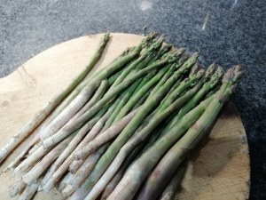 Ravioli ripieni di speck e ricotta con asparagi e crema cacio e pepe