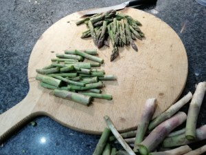 Ravioli ripieni di speck e ricotta con asparagi e crema cacio e pepe