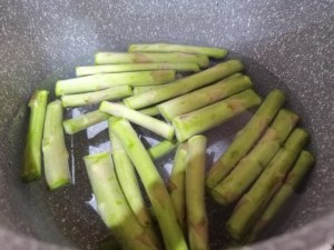 Ravioli ripieni di speck e ricotta con asparagi e crema cacio e pepe