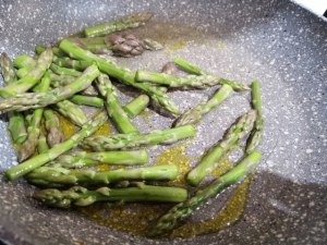 Ravioli ripieni di speck e ricotta con asparagi e crema cacio e pepe
