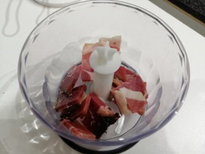 Ravioli ripieni di speck e ricotta con asparagi e crema cacio e pepe