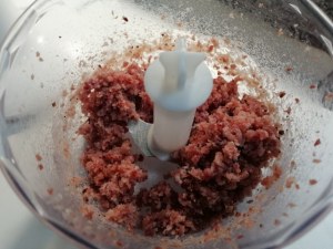 Ravioli ripieni di speck e ricotta con asparagi e crema cacio e pepe