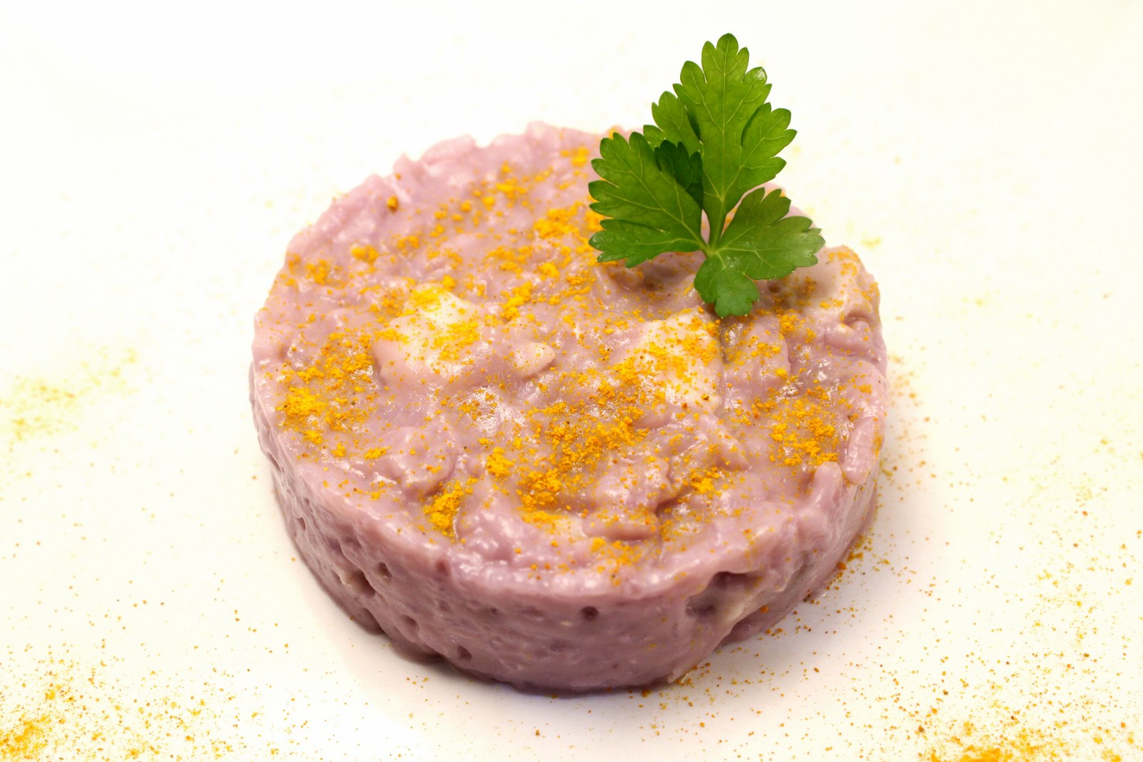 Risotto con crema di cavolo viola rana pescatrice e curcuma