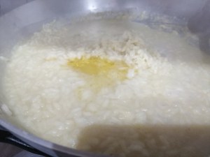Risotto con crema di cavolo viola rana pescatrice e curcuma