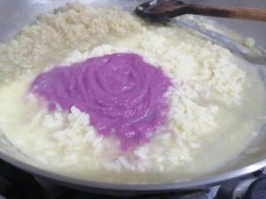 Risotto con crema di cavolo viola rana pescatrice e curcuma
