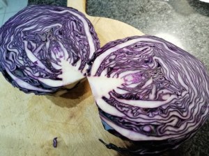 Risotto con crema di cavolo viola rana pescatrice e curcuma