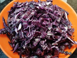 Risotto con crema di cavolo viola rana pescatrice e curcuma