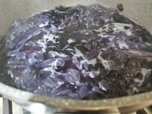 Risotto con crema di cavolo viola rana pescatrice e curcuma