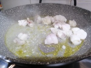 Risotto con crema di cavolo viola rana pescatrice e curcuma