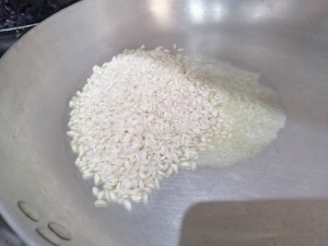 Risotto con crema di cavolo viola rana pescatrice e curcuma