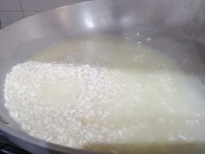 Risotto con crema di cavolo viola rana pescatrice e curcuma