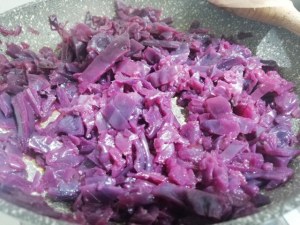 Risotto con crema di cavolo viola rana pescatrice e curcuma