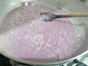 Risotto con crema di cavolo viola rana pescatrice e curcuma