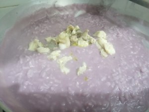 Risotto con crema di cavolo viola rana pescatrice e curcuma