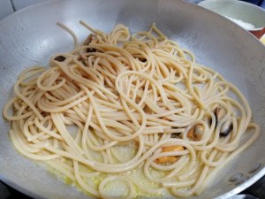 Spaghettone con crema di fave cozze e pecorino