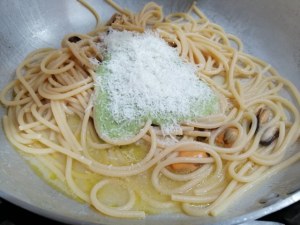 Spaghettone con crema di fave cozze e pecorino