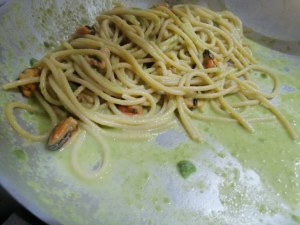 Spaghettone con crema di fave cozze e pecorino