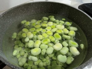Spaghettone con crema di fave cozze e pecorino