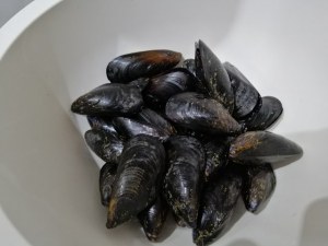 Spaghettone con crema di fave cozze e pecorino