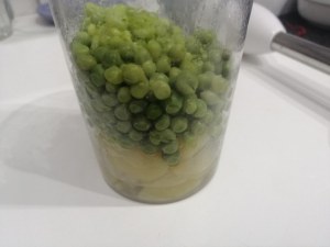 Stoccafisso glassato allo zafferano su vellutata di patate e piselli con terra di olive nere