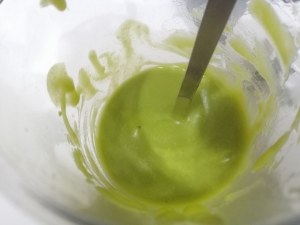 Stoccafisso glassato allo zafferano su vellutata di patate e piselli con terra di olive nere