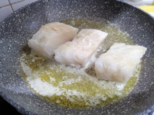 Stoccafisso glassato allo zafferano su vellutata di patate e piselli con terra di olive nere